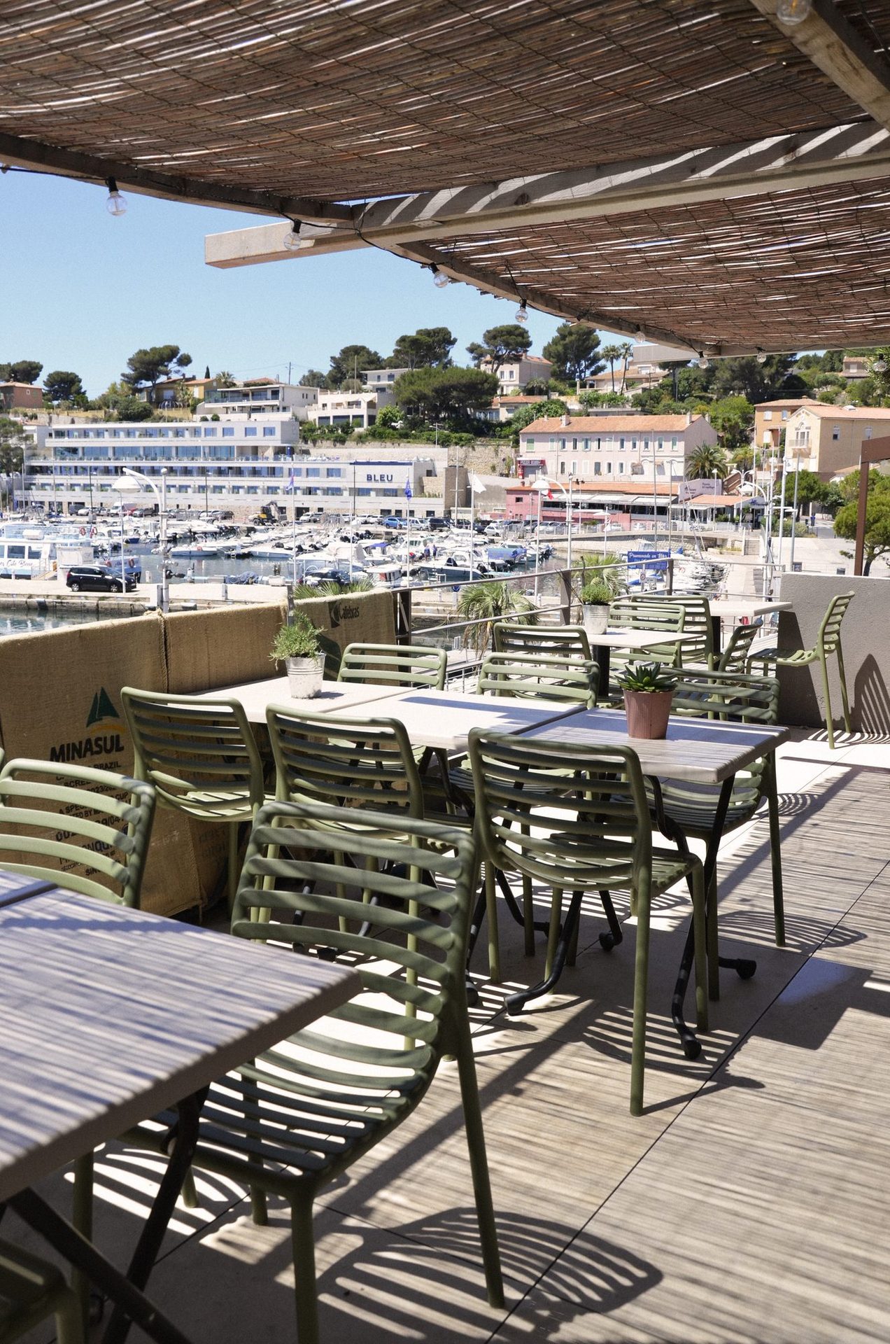 Terrasse du Fernandelle sous auvent bambou, vue sur le port